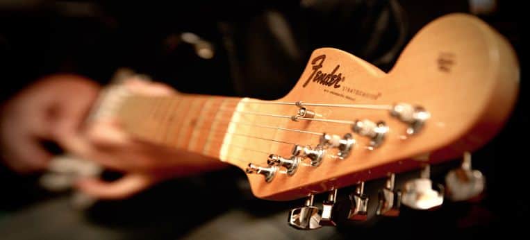 האולפנייה יואב אסיף, מגוון גיטרות וכלי נגינה משובחים